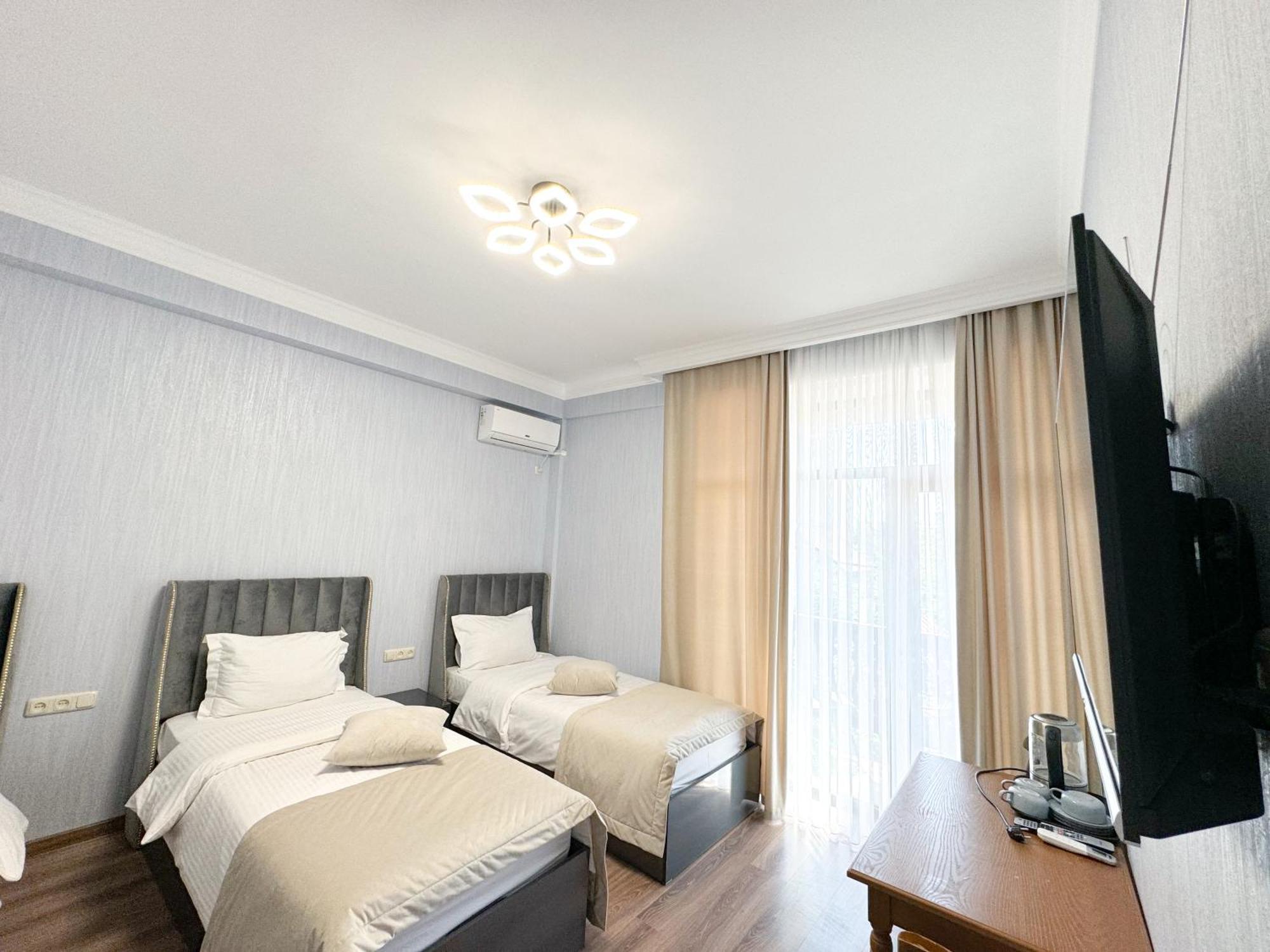 יירבאן Armenia Hotel מראה חיצוני תמונה